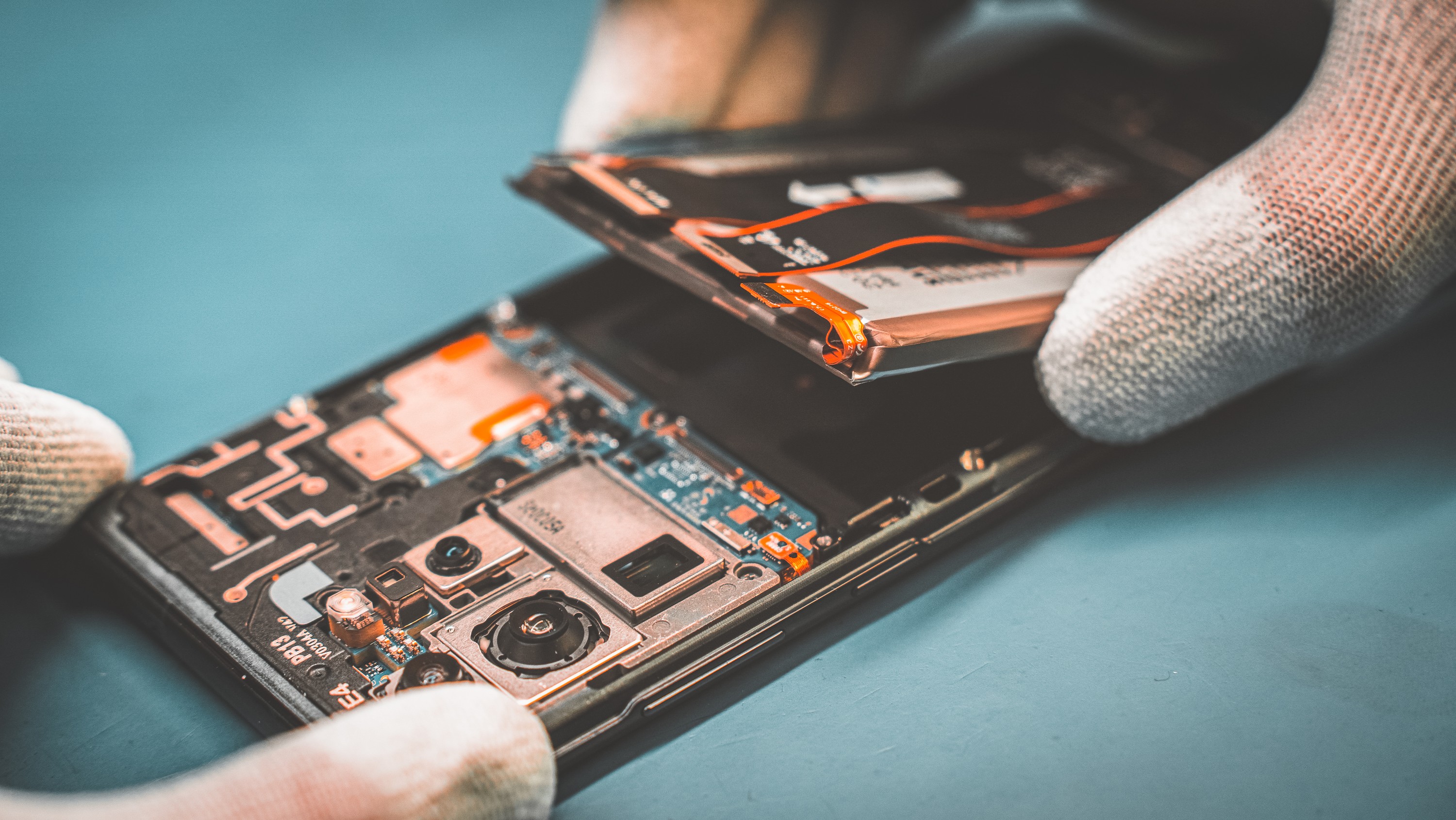 Kurier trzymający przesyłkę, w tle widoczna ulica.