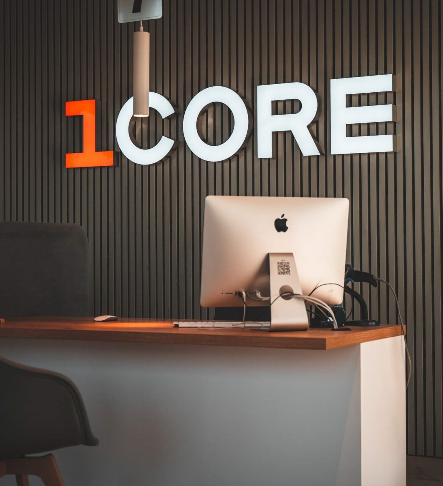 Front budynku firmy 1Core, widoczny budynek o dużych oknach oraz schody prowadzące do serwisu.