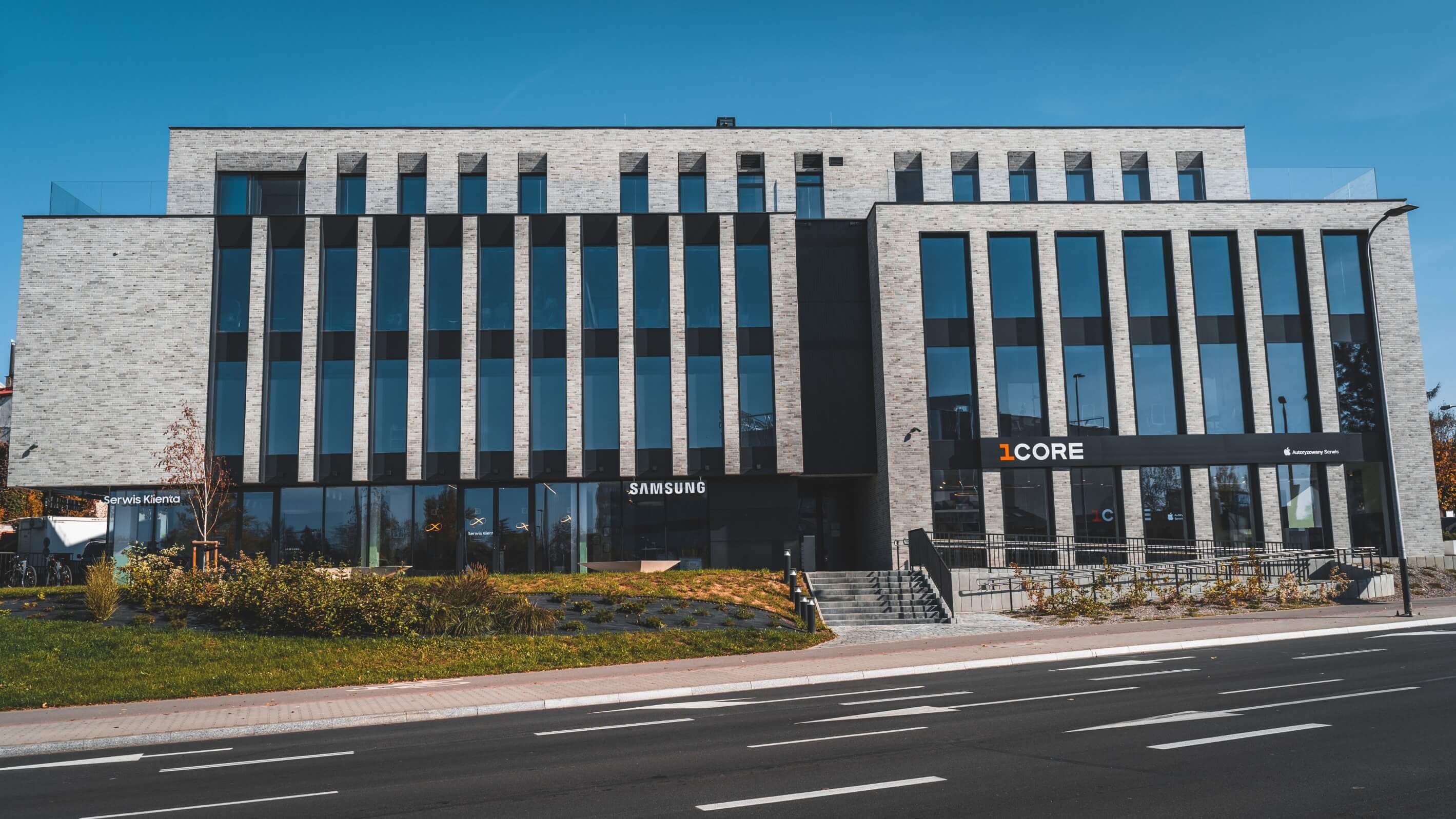 Widoczny budynek firmy 1Core.