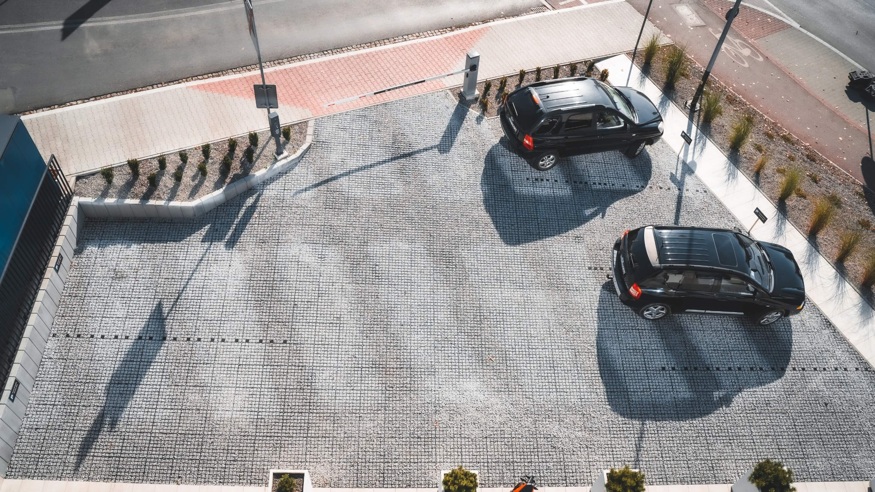 Plac parkingowy z narysowanymi białymi liniami.